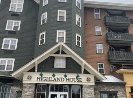 Highland House 207 Slopeside, Village Area, Ski in out，位于斯诺肖的酒店