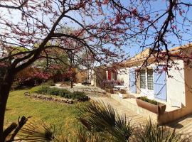 Logis Hôtel Restaurant Le Clos des Capitelles，位于Uchaud的酒店