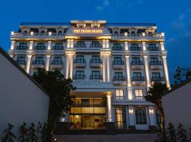 PHU THANG GRAND HOTEL，位于Ðức Hòa的酒店