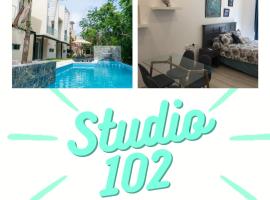 STUDIO 102 Puerto Aventuras private complex with swimming pool，位于阿文图拉斯港的公寓
