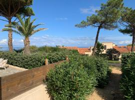 Mini villa climatisée - Vue mer - Mer à 50 m - Jardin et 2 terrasses 300 m2，位于卢米奥的酒店
