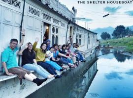 The Shelter Group of Houseboats & Tour organiser，位于斯利那加拉尔乔克-甘塔哈尔附近的酒店