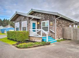 Airy Coastal Escape with Deck - Steps to Beach!，位于太平洋海滩的酒店