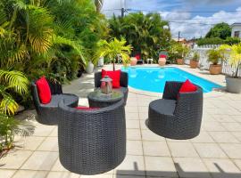 COQUET F2 CLIMATISE AVEC PISCINE AU LAMENTIN，位于马提尼克艾梅·塞泽尔国际机场 - FDF附近的酒店
