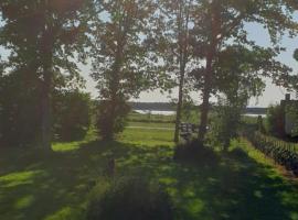 Härlig stuga vid havet，位于Burgsvik的带按摩浴缸的酒店