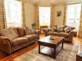 Spacious city centre apartment full of character