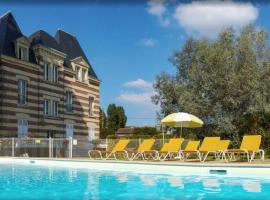 Cosy appartement dans une villa avec piscine, proche du centre et de la mer，位于卡布尔Cabourg Casino附近的酒店
