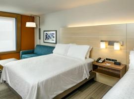 Holiday Inn Express & Suites - Medford by IHG，位于梅德福的酒店