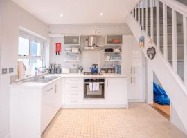 6 West Lane in Aldeburgh - Beautiful cottage near high street，位于奥尔德堡的酒店