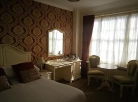 Feathers Royal Hotel，位于Batutulis的酒店
