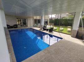 Sanxenxo Casa Rial 47 con PISCINA CLIMATIZADA，位于桑亨霍的酒店