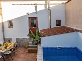 Casa Rural Valsain Lodge -Piscina abierta!，位于La Pradera de Navalhorno的带停车场的酒店