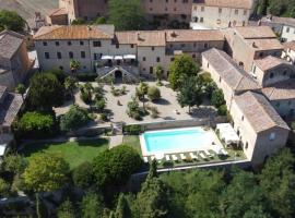 Villa La Consuma : casa storica in paese, giardino, piscina, WiFi，位于圣焦万尼达索的酒店