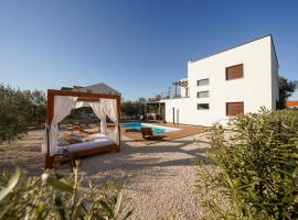 Villa Suncica with Heated Pool, Jacuzzi and Bikes near Zadar，位于苏科尚的酒店