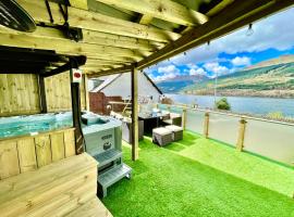 Amazing Alps and Loch views - HOT TUB and pet friendly，位于阿罗柴尔的别墅