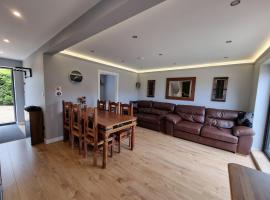 Crown Meadow - 4 Bedroom House - Heathrow - ExcellentStays，位于科恩布鲁克的酒店