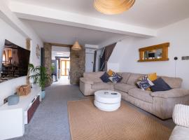 Central Penzance, Modern stylish home, Near Seafront with Gated parking，位于彭赞斯的酒店