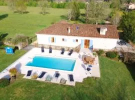 Maison spacieuse à Saint-Pierre-de-Côle avec piscine privée