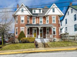 Quaint brick townhome in historic Kennett Square，位于肯尼特斯奎尔的酒店