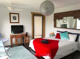 THE GOLDEN RETREAT POOL HOUSE，位于Uki的酒店