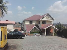 Room in Lodge - Choice Suites 111 formerly Crown Cottage Hotel Ikeja，位于伊凯贾的酒店