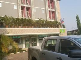 Room in Lodge - Solab Hotel and Suites Ikeja，位于伊凯贾的酒店