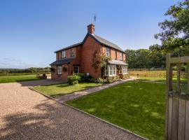 Luxury Four Bed Country House With Hot Tub - Woodchurch near to Ashford，位于阿什福德的乡间豪华旅馆