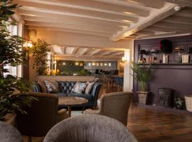 The Falcon Hotel，位于布里奇诺斯的酒店
