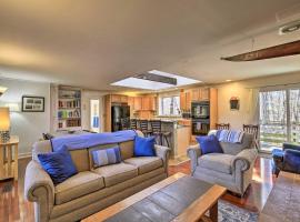 Pet-Friendly Cabin with Dock on Claytor Lake!，位于拉德福的酒店