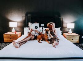 Wimberley Inn & bar，位于温伯利的酒店