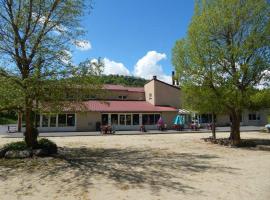 le moulin de savin restaurant le clos fleuri，位于Le Monastier sur Gazeille的酒店
