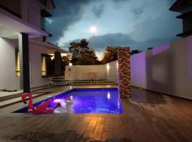 Villa with private Pool and Sauna @ Nilai，位于汝来的带按摩浴缸的酒店