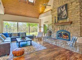 16-Acre Pilot Point Ranch Private Pond and Hot Tub，位于Pilot Point的酒店
