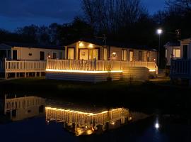 Auroras Dream Lodge - Hoburne Cotswolds Holiday Park，位于赛伦塞斯特的豪华帐篷营地
