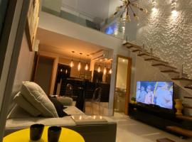 Loft luxo duplex com dois colchões adicionais e sofá cama，位于萨尔瓦多的带按摩浴缸的酒店