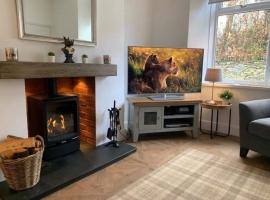 Woodland Cottage - cosy dog friendly cottage in the heart of Windermere，位于温德米尔的酒店