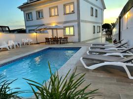 Vivienda adosada con piscina cerca de la playa，位于Aios的酒店