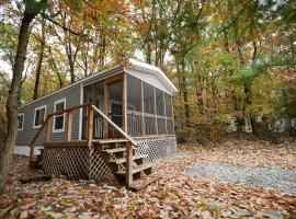 Spring Gulch Screened Park Model 7，位于Mount Airy的小屋