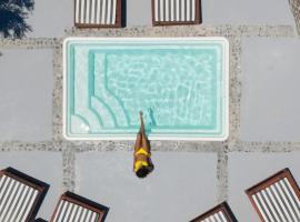 Blue White Suites，位于菲罗斯特法尼的酒店