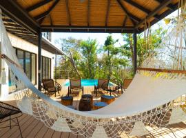 Casa Crucero Verde , 5mn walk to the Tamarindo beach and town，位于塔马林多的酒店