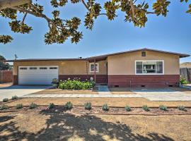 Oceanside Home with Yard Less Than 2 Miles to Beach and Pier!，位于奥欣赛德的酒店