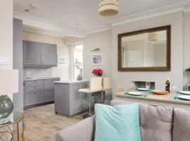 Gorgeous cottage by sandy beach Dog friendly