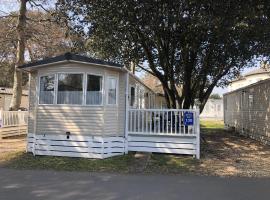 Mudeford Beach Lodge，位于莫德福德的木屋