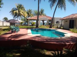 La Ceja Beach House，位于El Tamarindo的带泳池的酒店
