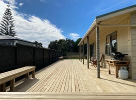 Hibiscus House - Mangawhai Heads Holiday Home，位于芒阿法埃的酒店