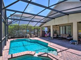 Sun-Soaked Villa with Pool - 17 Mi to Disney World!，位于达文波特里奇伍德湖高尔夫乡村俱乐部附近的酒店