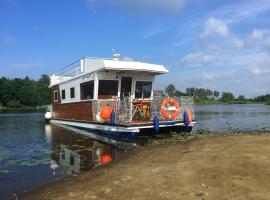 HOUSEBOAT Mazury Frajda，位于吉日茨科的船屋