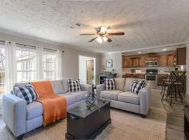 4BR Ranch Style Home A Mile From Historic Downtown