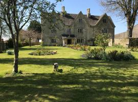 The Manor Farm Alderton，位于奇彭纳姆的酒店