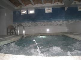 赫尔墨斯酒店，位于滨海托萨的带按摩浴缸的酒店